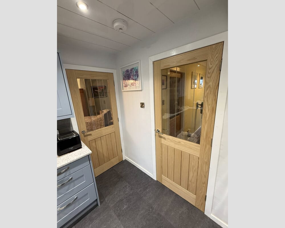 610x1981x35mm (24") Cottage Oak Clear Glass with Frosted Lines - Prefinished Internal Doors
